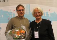 Peer Andersen mottar prisen som Årets nettlærer 2015 fra juryleder Ingeborg Bø.